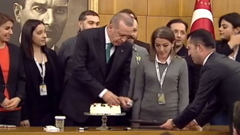 Ο Ερντογάν έκοψε την τούρτα των γενεθλίων του με δημοσιογράφους
