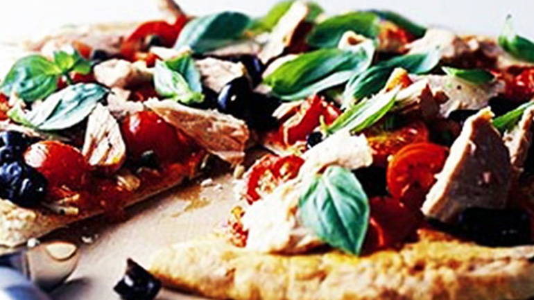 Πίτσα νηστίσιμη με τόνο και σάλτσα ντομάτας