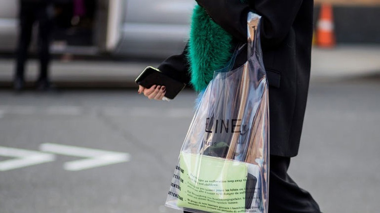 Η νέα it bag μοιάζει με σακούλα super market και κοστίζει 480 ευρώ!