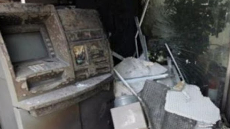 Πάτρα: Κουκουλοφόροι με ρόπαλα «έσπασαν» τράπεζες τα ξημερώματα