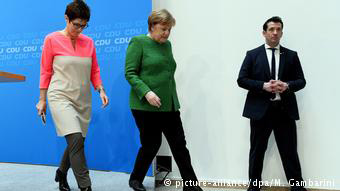 Η Μέρκελ με την μελλοντική νέα γραμματέα του CDU Ανεγκρέτ Κραμπ-Καρενμπάουερ. Η καγκελάριος δεν τονίζει τη θηλυκότητά της