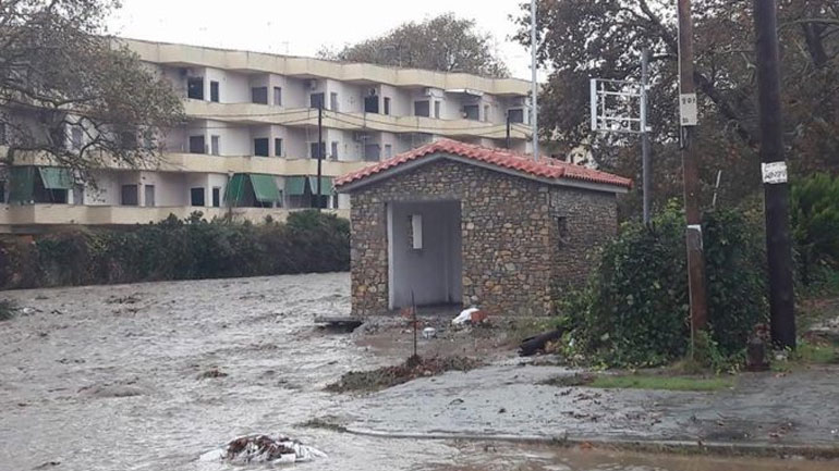 Λάρισα: Προβλήματα από τη βροχόπτωση στα παράλια του Δ. Αγιάς – Απεγκλωβισμός ζευγαριού ηλικιωμένων