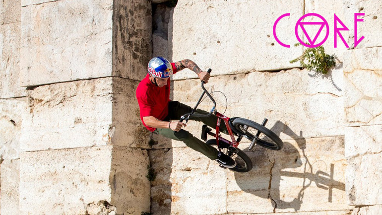 Video: ΒΜΧ ride στην raw Αθήνα με τον Πάνο Μανάρα