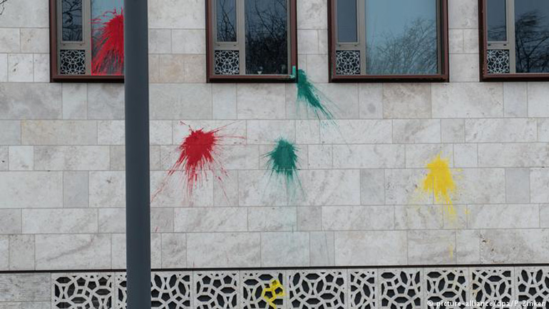 Γερμανία: Επίθεση με μπογιές και βόμβα καπνού στην τουρκική πρεσβεία στο Βερολίνο