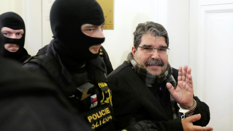 Τουρκία: Η Άγκυρα δεν θα ανταλλάξει Τσέχους υπόπτους με τον πρώην ηγέτη των Κούρδων της Συρίας Μούσλιμ
