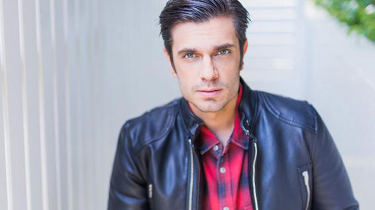 Βίντεο: Θαυμάστρια πέταξε το σουτιέν της στον Μύρωνα Στρατή την ώρα που τραγουδούσε!