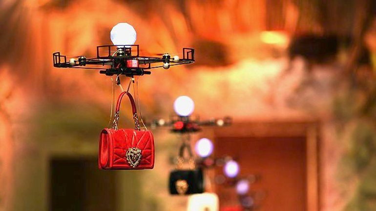 Οι Dolce & Gabbana «κατέβασαν» τα drones στην πασαρέλα