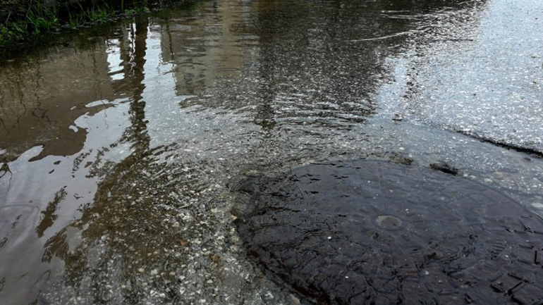 Πλημυρισμένες γειτονιές στην πόλη των Τρικάλων – Υπερχείλισαν αποχετεύσεις