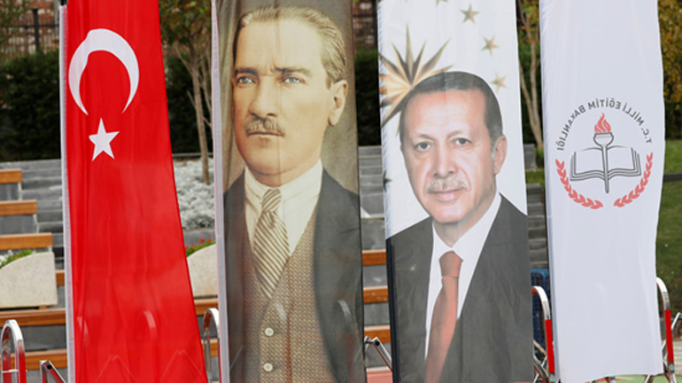 Αφίσες με τον Κεμάλ και τον Ερντογάν υποδέχονται τον Τούρκο πρόεδρο στις συνεχείς εμφανίσεις και ομιλίες του που έχουν και προεκλογικό χαρακτήρα