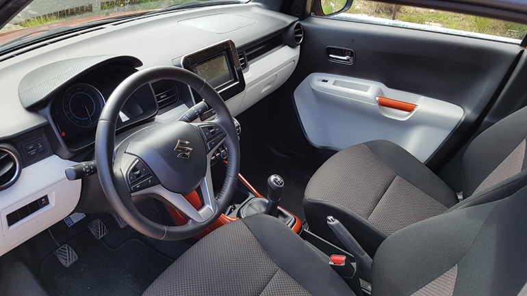 Κλασικό ιαπωνικό στυλ στην καμπίνα των επιβατών...