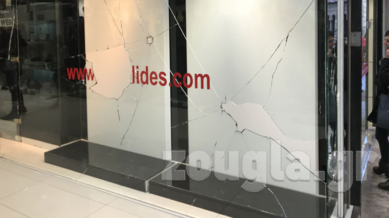 Ζημιές σε καταστήματα της Ερμού από επιθέσεις αγνώστων