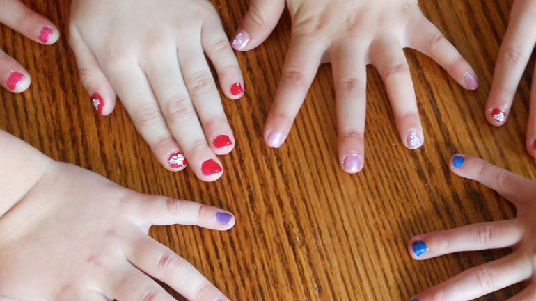 Νύχια για παιδιά: Ολοκληρωμένη περιποίηση και τι να προσέξεις, μας δείχνει η Τέτα Καμπουρέλη