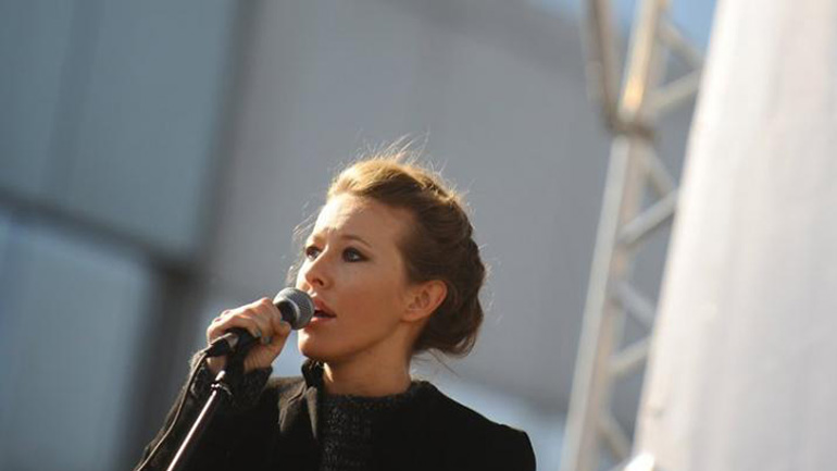 Ρωσία: Η Σαμπτσάκ περιέλουσε με ένα ποτήρι νερό τον ηγέτη τον Ζιρινόφσκι