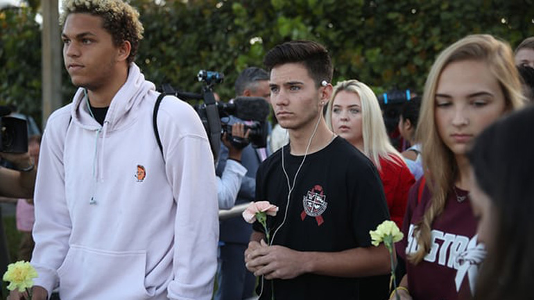 ΗΠΑ: Λευκά τριαντάφυλλα και αστυνομικοί στο λύκειο της Φλόριντα μετά το μακελειό