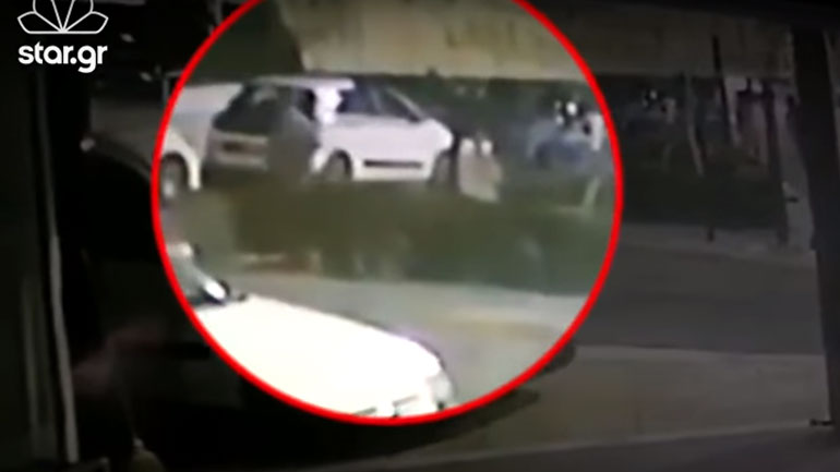 Video-ντοκουμέντο από τη στιγμή που πετούν το νεογέννητο στα σκουπίδια