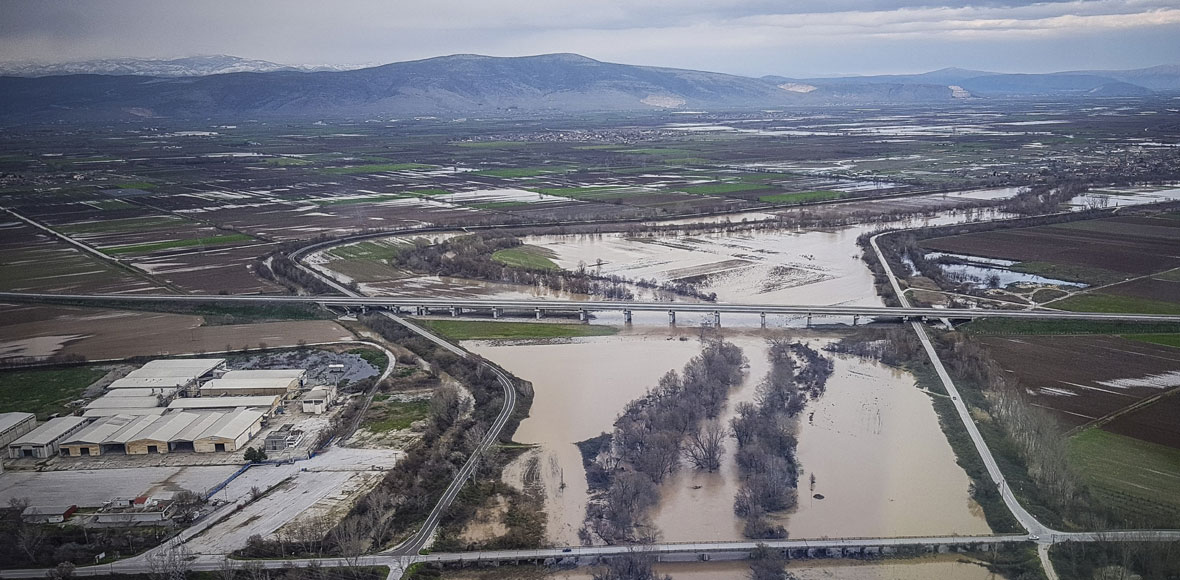 Πτήση πάνω από τον πλημμυρισμένο κάμπο