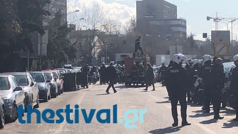 Ένταση έξω από το ΑΠΘ – Πυρπόλησαν κάδους και πέταξαν τρικάκια για τον Γιαγτζόγλου