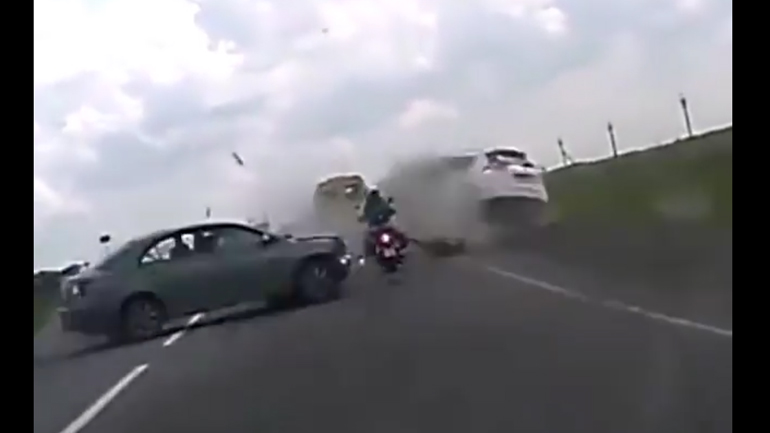 Ξεγελώντας το θάνατο πάνω στη μοτοσυκλέτα Ξεγελώντας το θάνατο πάνω στη μοτοσυκλέτα