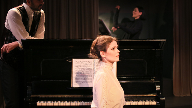 Παράταση παραστάσεων για την «Κλάρα Σούμαν» στο Θέατρο της Οδού Κυκλάδων