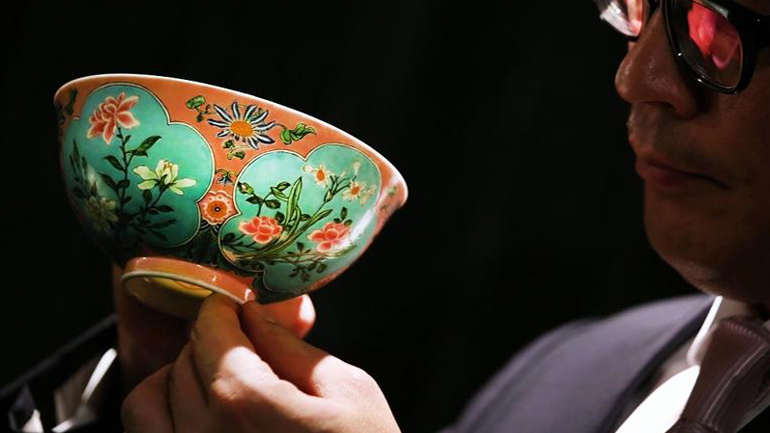 Σπάνιο μπολ της δυναστείας Τσινγκ εκτιμάται ότι μπορεί να πωληθεί για 20 εκατ. ευρώ στο Χονγκ Κονγκ