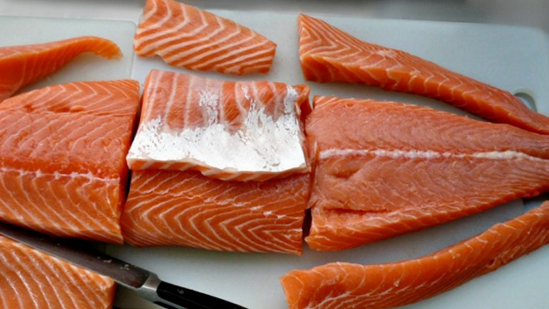 Κατάσχεση ληγμένου σολομού και ακατάλληλων οστράκων στον Πειραιά