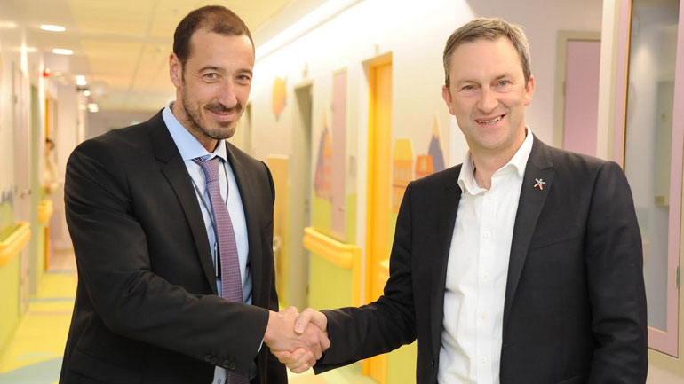 Ο κοινός Διοικητής των διασυνδεόμενων νοσοκομείων παίδων, Εμμανουήλ Παπασάββας με τον Διευθύνοντα Σύμβουλο του ΟΠΑΠ, Ντάμιαν Κόουπ.