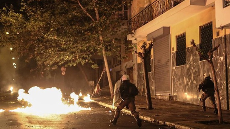 «Οι επιθέσεις στα ΜΑΤ ένδειξη αλληλεγγύης στον Κ. Γιαγτζόγλου» – Ανάληψη ευθύνης από αναρχικούς/ές