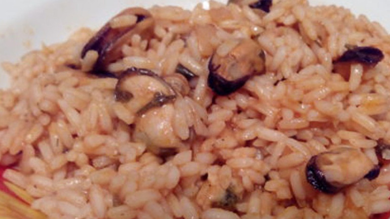 Μυδοπίλαφο κοκκινιστό