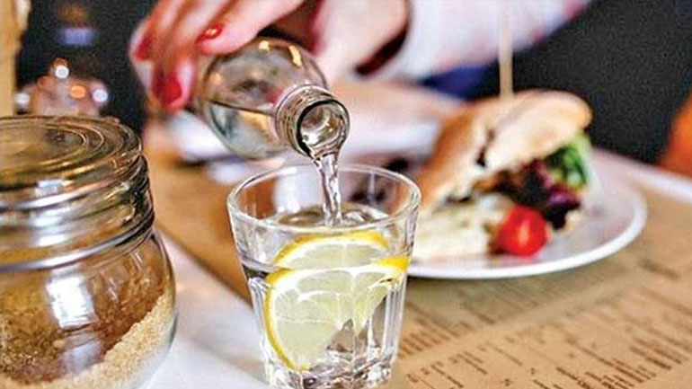 Γιατί πρέπει να πίνεις νερό κατά τη διάρκεια του γεύματός σου;