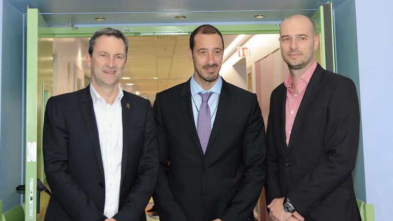 O Ντάμιαν Κόουπ, Διευθύνων Σύμβουλος ΟΠΑΠ, ο κοινός Διοικητής των διασυνδεόμενων νοσοκομείων παίδων, Εμμανουήλ Παπασάββας και ο Chief Customer Officer ΟΠΑΠ, Πετρ Ματεγιόφσκι,