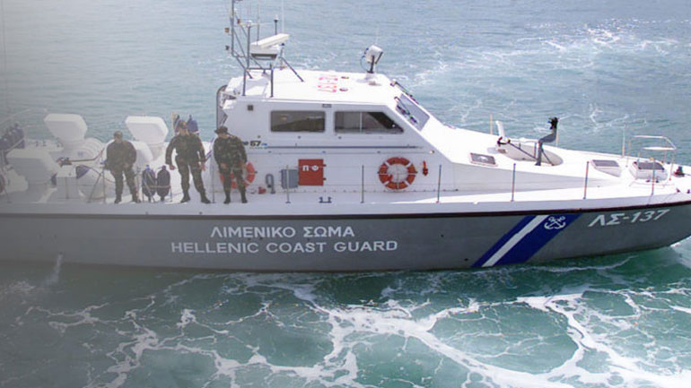 Εξονυχιστικός έλεγχος στο ύποπτο σκάφος που έπλεε νότια της Κρήτης