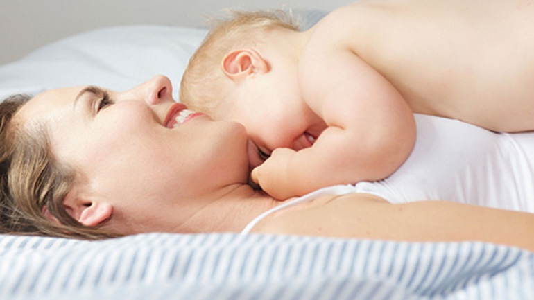 Η αγκαλιά ηρεμεί πάντα τα μωρά