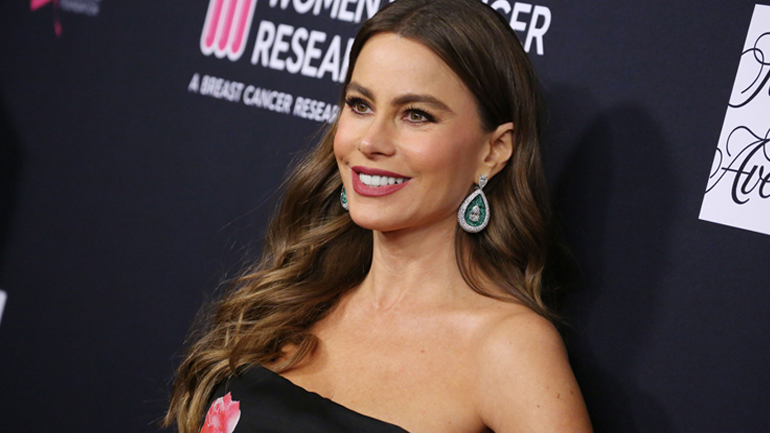 Η Σοφία Βεργκάρα και η Τζένιφερ Χάντσον τιμήθηκαν για τη συνεισφορά τους στη μάχη κατά του καρκίνου