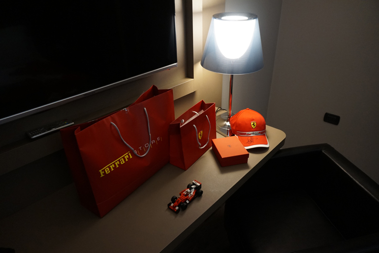 Το να πηγαίνεις στο δωμάτιο του ξενοδοχείου και να σε περιμένουν δώρα της Ferrari δεν το συναντάς κάθε μέρα...