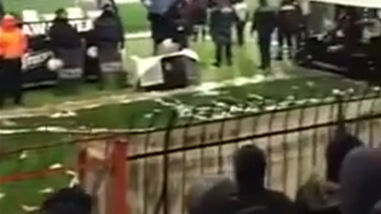 Βίντεο-ντοκουμέντο με τον οπαδό του ΠΑΟΚ να σημαδεύει τον Γκαρθία με το ρολό ταμειακής