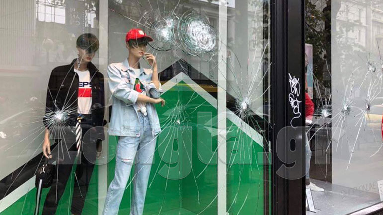 Κουκουλοφόροι προκάλεσαν ζημιές σε καταστήματα στην Πατησίων – Video από την επίθεση