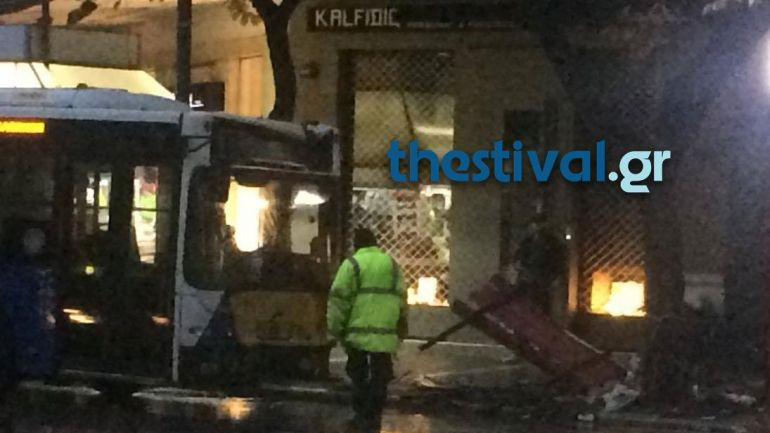 Θεσσαλονίκη: Λεωφορείο του ΟΑΣΘ συγκρούστηκε με Ι.Χ. – Μία τραυματίας