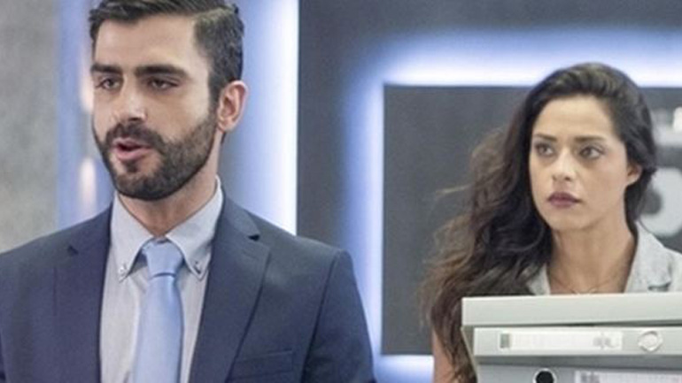 «Έλα στη θέση μου»: Η Ρενάτα και ο Αχιλλέας γλυτώνουν στο δευτερόλεπτο από το να πιαστούν «στα πράσα»