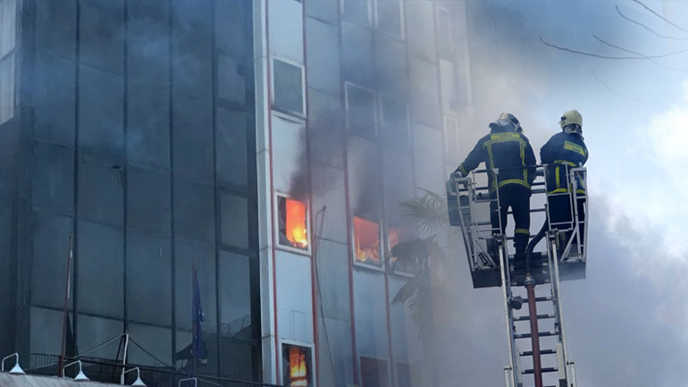 Στις φλόγες εφορία στη Λάρισα