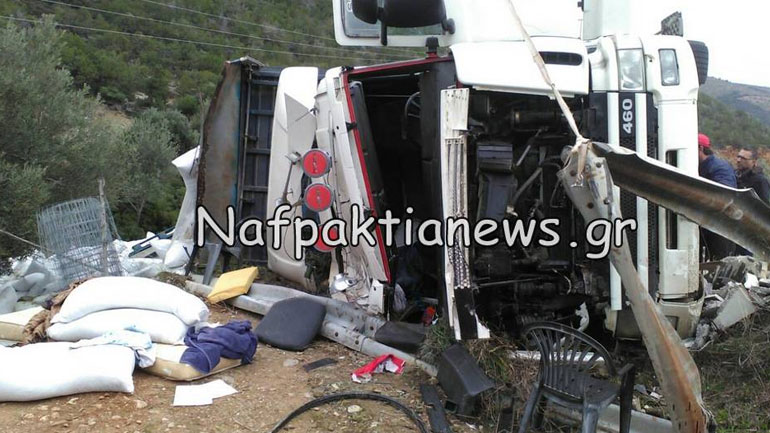 Ανατροπή νταλίκας στην Ε.Ο. Ναυπάκτου – Ιτέας