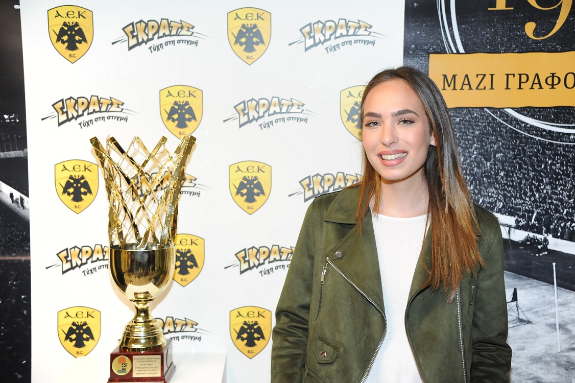 Φίλαθλος της ΑΕΚ με το Κύπελλο