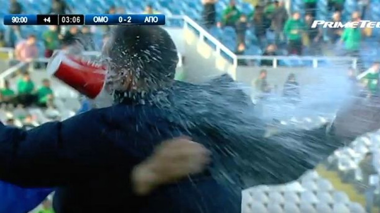Πέταξαν ποτήρι με νερό στο κεφάλι του Δώνη