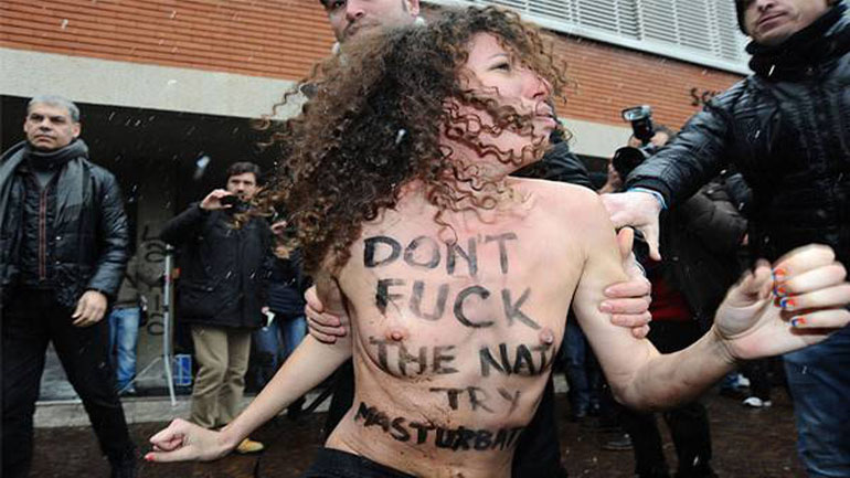 Ιταλία: Γυμνόστηθη Femen κατά Μπερλουσκόνι ενώ ψήφιζε