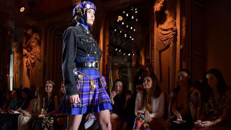 Ο οίκος Versace προτείνει πλεκτά tartan για τη νέα σεζόν!