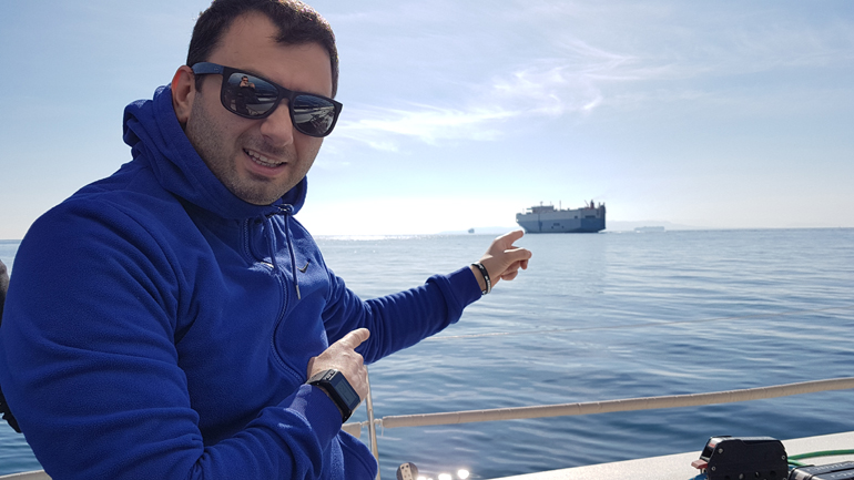 Τα πλοία που μεταφέρουν αυτοκίνητα πάνε και έρχονται στο λιμάνι του Πειραιά...