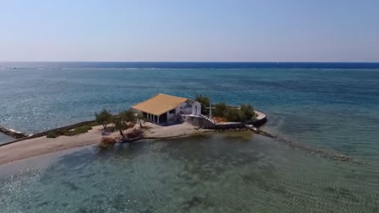 Το επίπεδο παραδεισένιο ελληνικό νησί που είναι όλο παραλία! Δείτε το από ψηλά