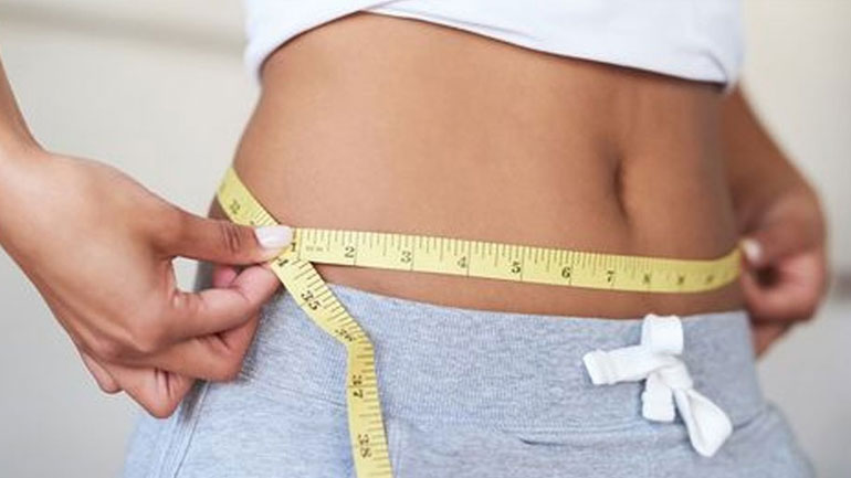 Τα «παχάκια» γύρω από τη μέση αυξάνουν τον κίνδυνο εμφράγματος στις γυναίκες