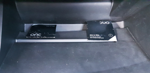 Με άγριες διαθέσεις ορισμένοι οδηγούν (;) τα δημοσιογραφικά αυτοκίνητα. Τρανή απόδειξη το ντουλαπάκι συνοδηγού που βλέπετε. Μήπως να πηγαίνουμε... τοίχο, τοίχο;