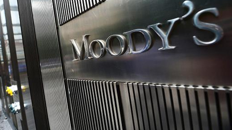 Moody’s: Θετική για τις τράπεζες η χαλάρωση των capital controls