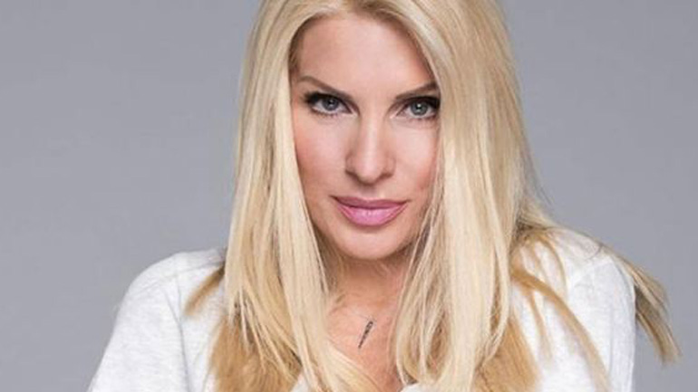 H Ελένη Μενεγάκη ποζάρει χωρίς ίχνος make up στο δωμάτιο των παιδιών της